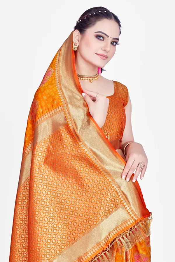 Gold_-Toned_Ethnic_Motifs_Woven_Design_Zari_Kia_Silk_Cotton_Saree