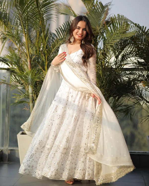 OFF_WHITE_COLOUR_SHRIWALI_GOWN