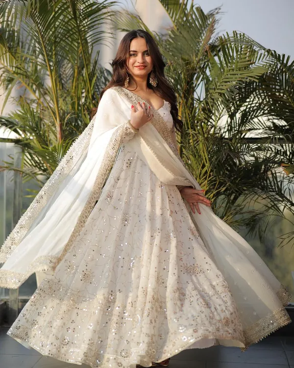 OFF_WHITE_COLOUR_SHRIWALI_GOWN