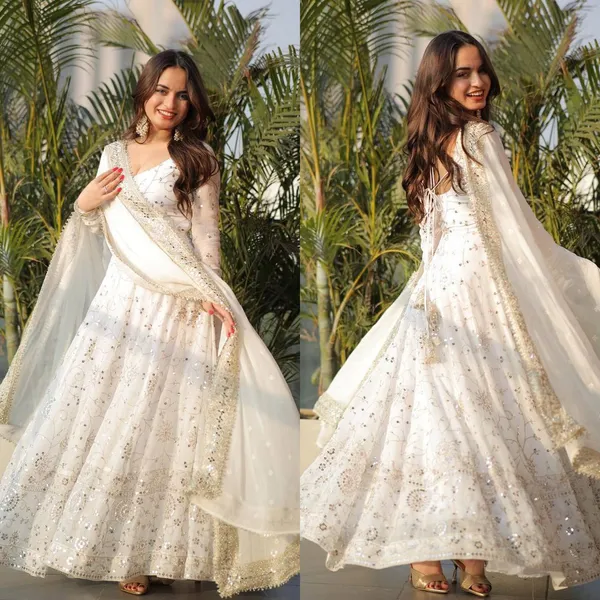 OFF_WHITE_COLOUR_SHRIWALI_GOWN