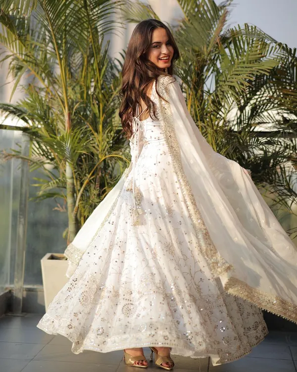 OFF_WHITE_COLOUR_SHRIWALI_GOWN