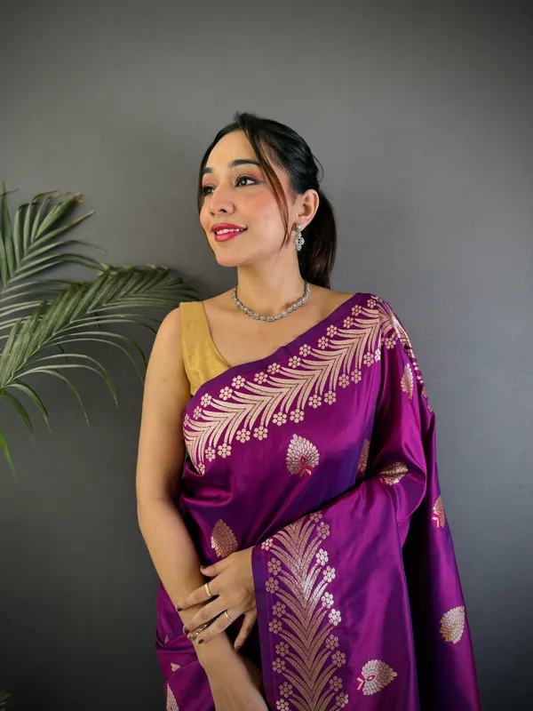 Magenta_Banarasi_Silk_Saree_With_Unstitched_Blouse_Piece_For_Woman