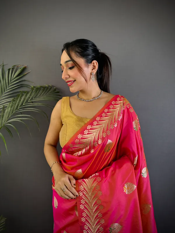 Gajari_Banarasi_Silk_Saree_With_Unstitched_Blouse_Piece_For_Woman