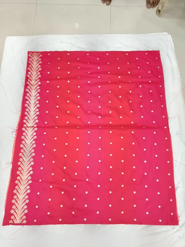 Stawbery_Red_Banarasi_Silk_Saree_With_Unstitched_Blouse_Piece_For_Woman