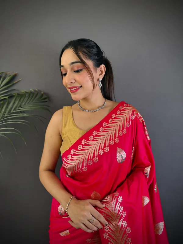 Stawbery_Red_Banarasi_Silk_Saree_With_Unstitched_Blouse_Piece_For_Woman