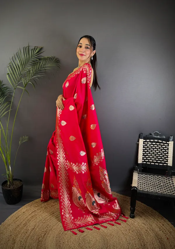 Stawbery_Red_Banarasi_Silk_Saree_With_Unstitched_Blouse_Piece_For_Woman