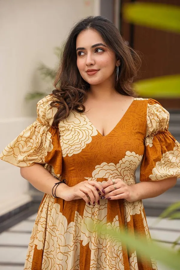 PREMIUM_READYMADE_DIGITAL_PRINT_GOWN