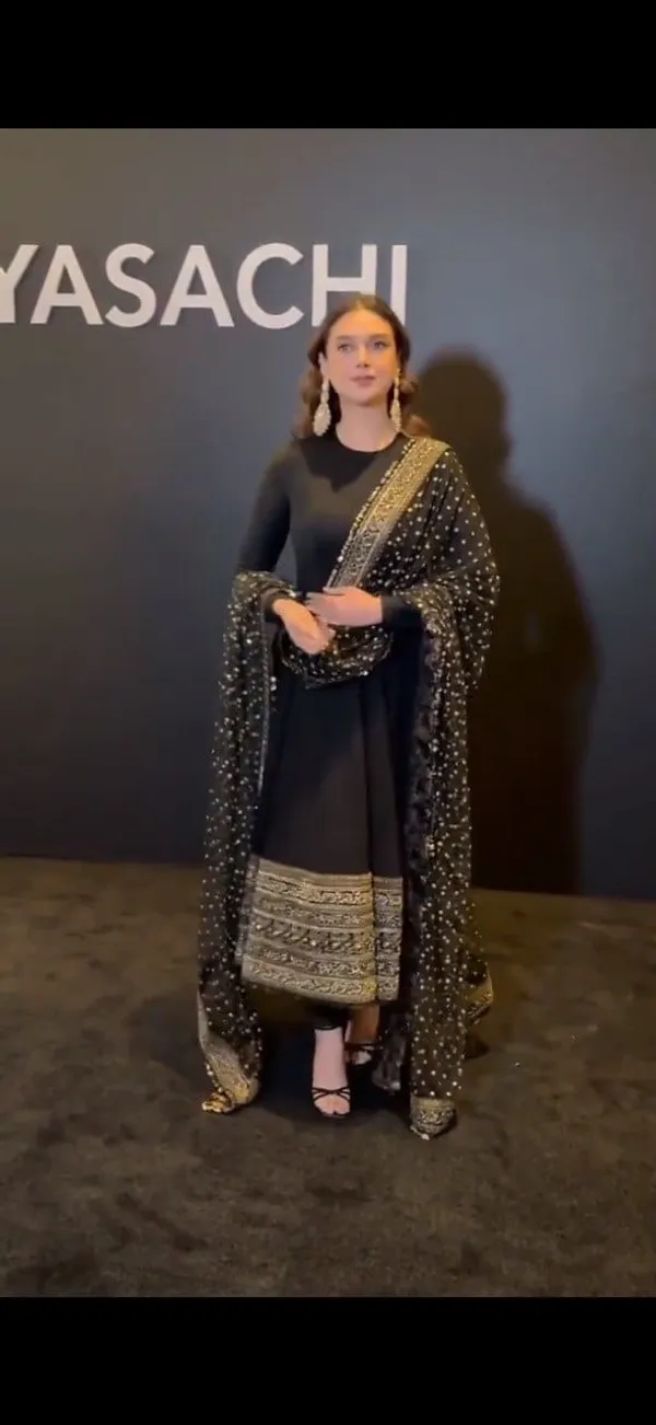 ADITI'S_BLACK_COLOUR_ANARKALI_SUIT_SET