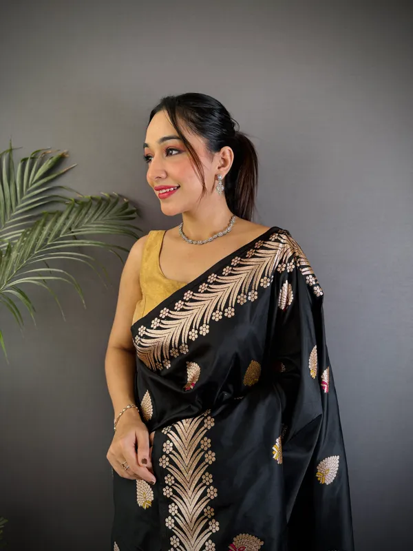 Black_Banarasi_Silk_Saree_With_Unstitched_Blouse_Piece_For_Woman