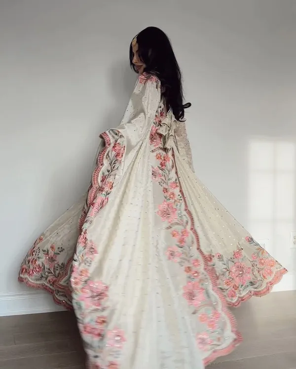 AARUSHI'S_OFF_WHITE_COLOUR_TRENDING_ANARKALI_SUIT_SET