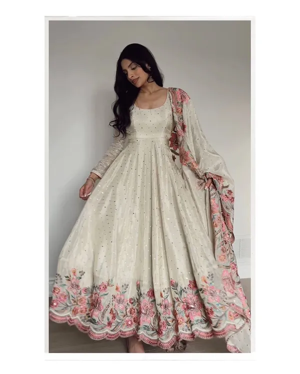 AARUSHI'S_OFF_WHITE_COLOUR_TRENDING_ANARKALI_SUIT_SET