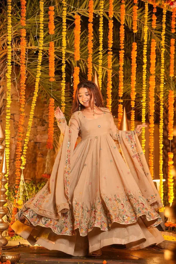 BEIGE_COLOUR_PREMIUM_READYMADE_ANARKALI_SUIT_SET_(3PC)