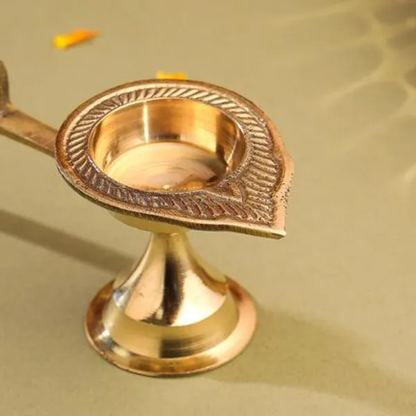 Golden_Brass_Design_Aarti_Diya_With_Handle