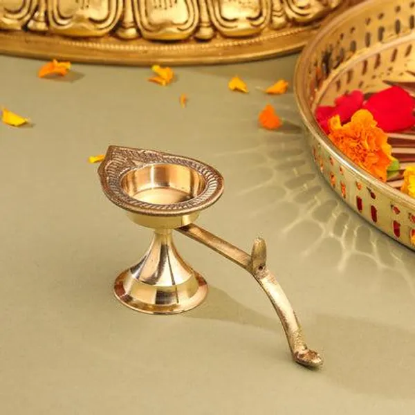 Golden_Brass_Design_Aarti_Diya_With_Handle