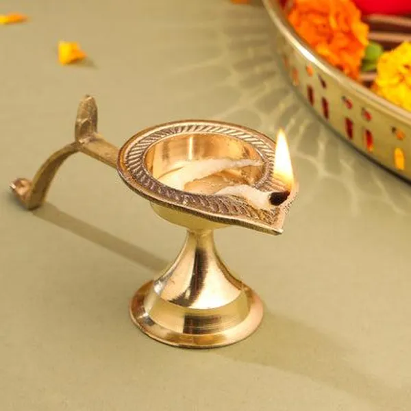 Golden_Brass_Design_Aarti_Diya_With_Handle