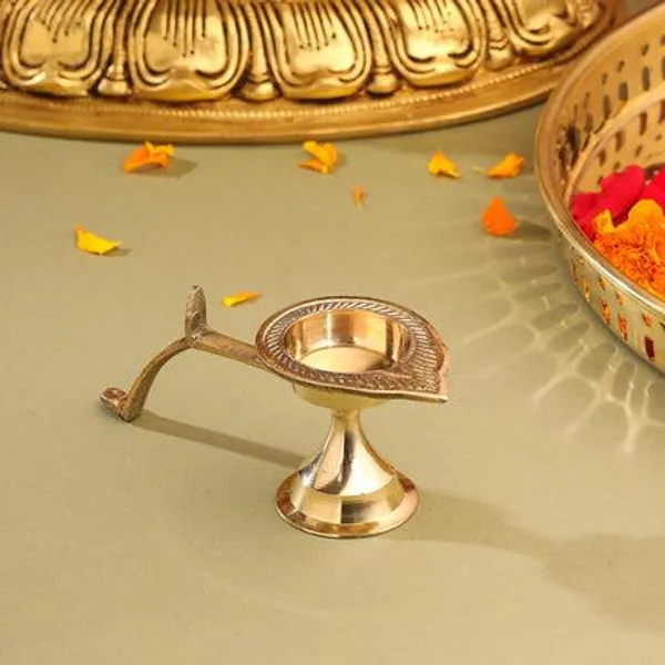 Golden_Brass_Design_Aarti_Diya_With_Handle