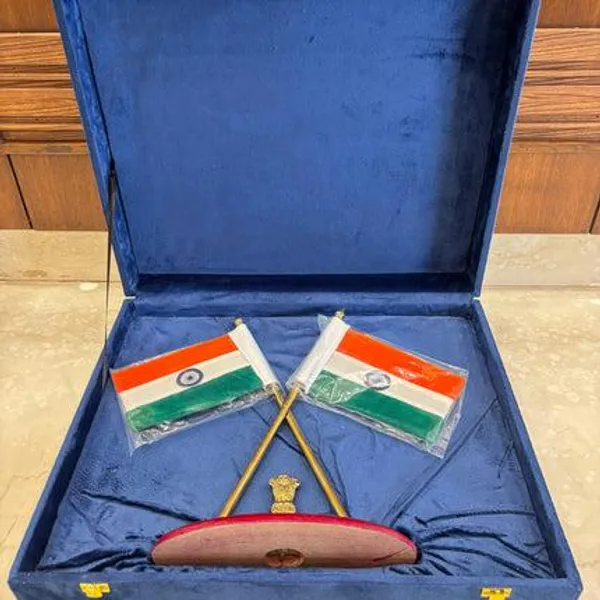 Golden_Brass_National_Flag_Stand_For_Decor