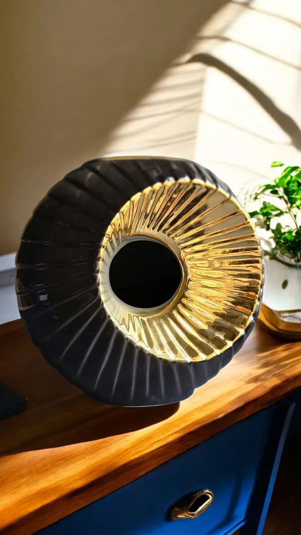 Black_&_Golden_Ceramic_Premium_Circular_Vase