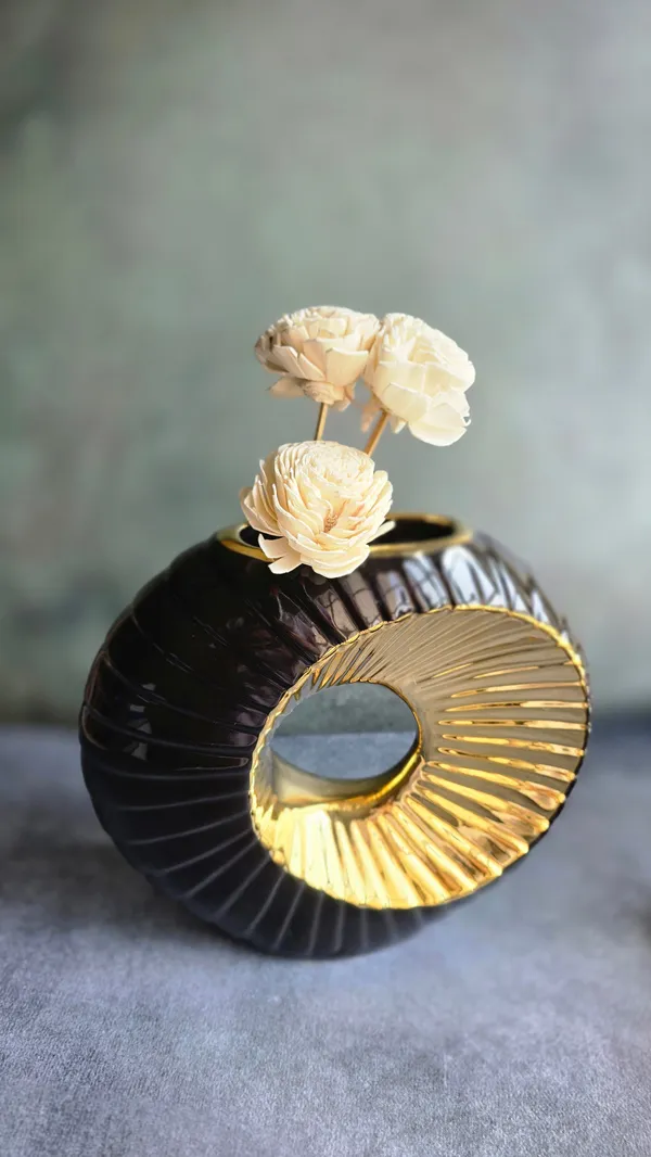 Black_&_Golden_Ceramic_Premium_Circular_Vase