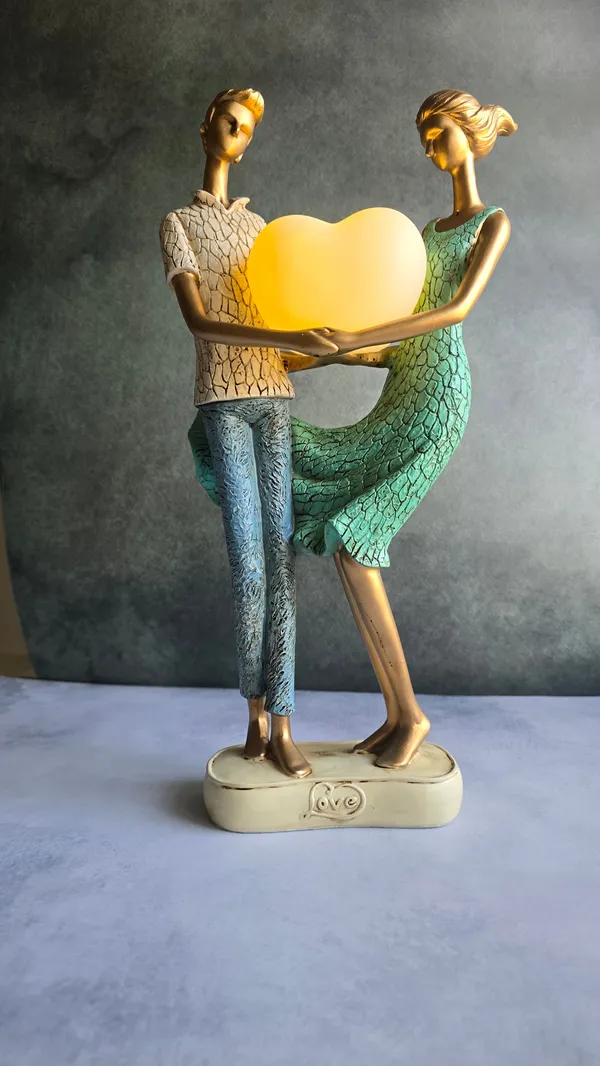Romantic_Couple_Holding_Heart
