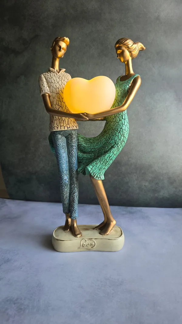 Romantic_Couple_Holding_Heart