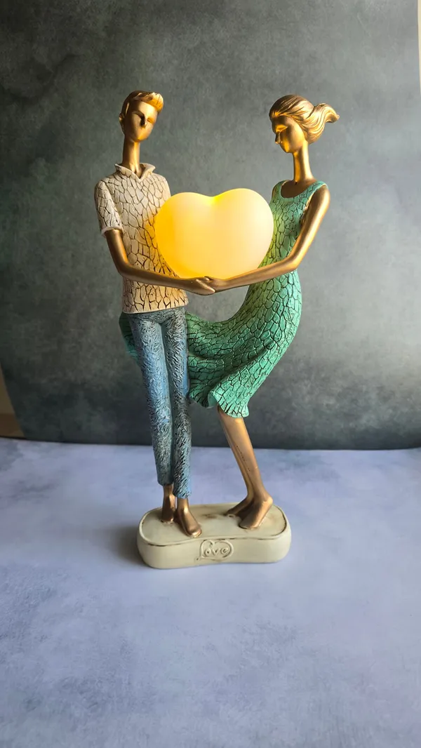Romantic_Couple_Holding_Heart