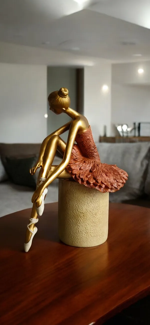 Maroon_Sitting_Lady