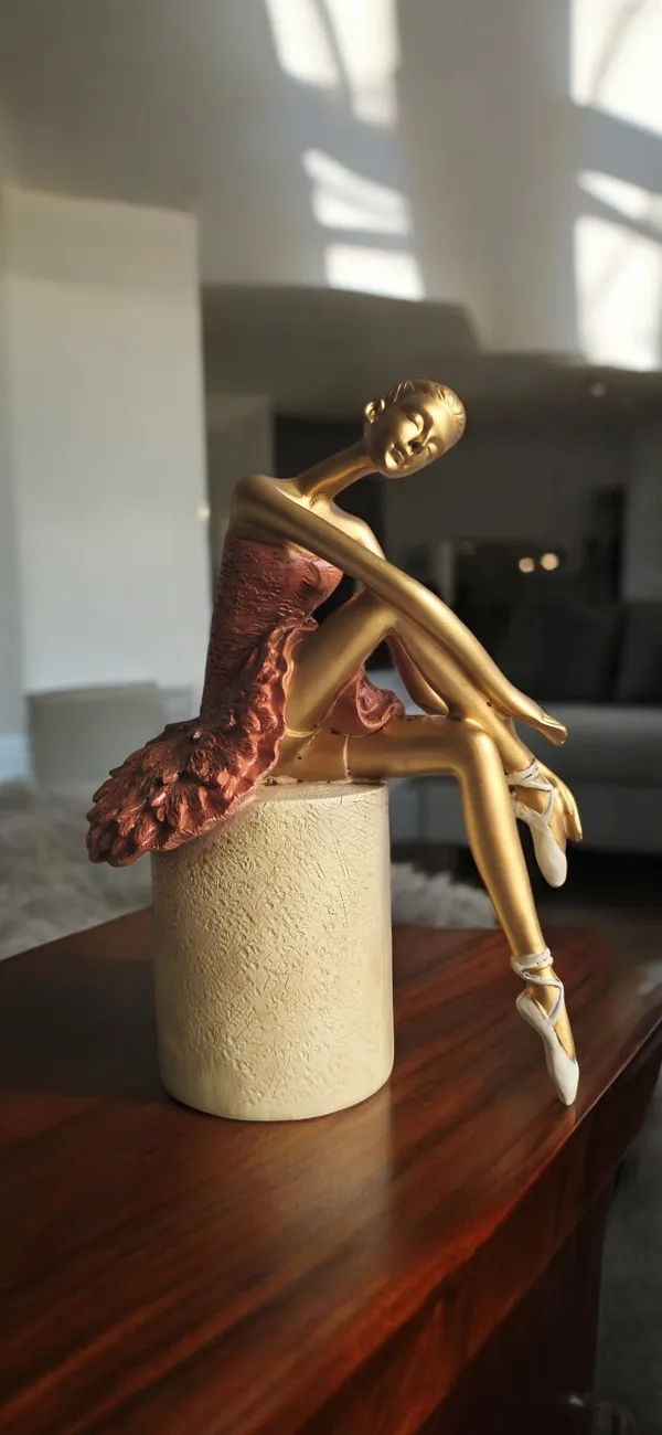 Maroon_Sitting_Lady
