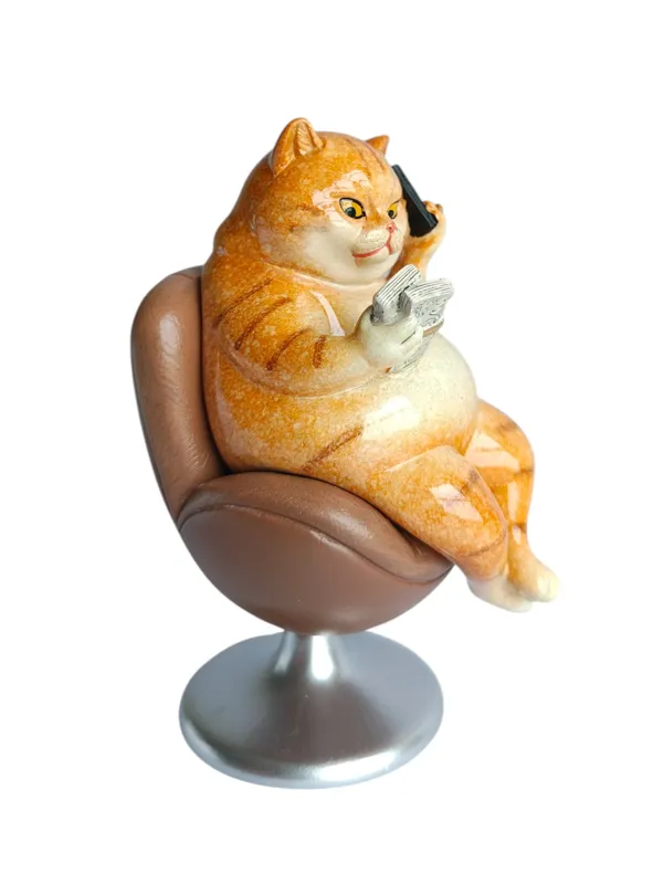 Boss_Cat_-_Millionaire_Cat_on_Swivel_Chair_with_Money_&_Phone_Figurine