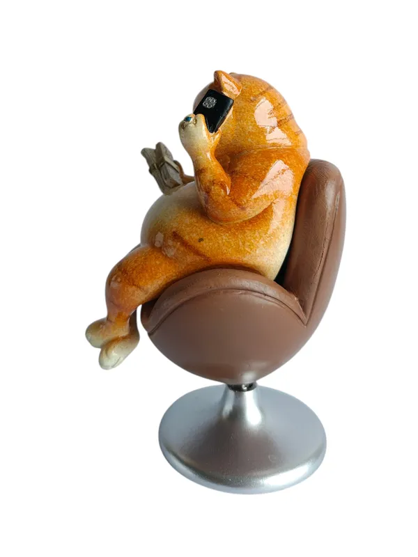 Boss_Cat_-_Millionaire_Cat_on_Swivel_Chair_with_Money_&_Phone_Figurine