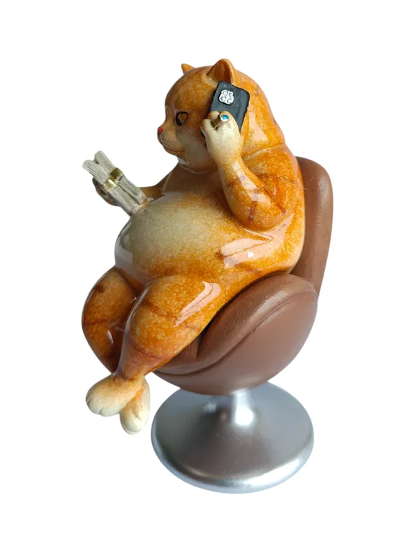 Boss_Cat_-_Millionaire_Cat_on_Swivel_Chair_with_Money_&_Phone_Figurine