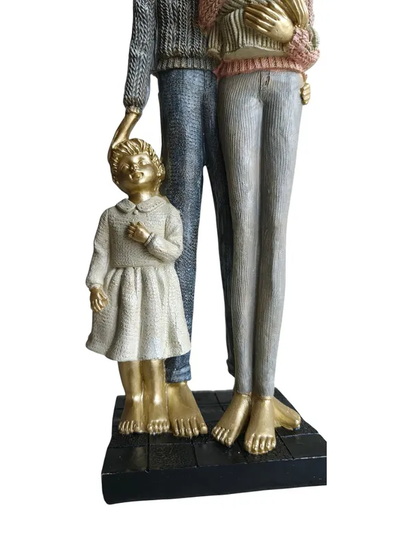 Golden_Family_With_Newborn_&_a_Girl_Child