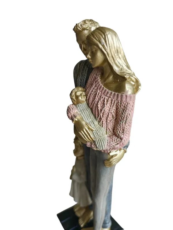 Golden_Family_With_Newborn_&_a_Girl_Child
