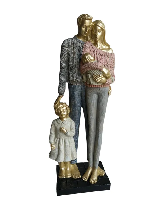Golden_Family_With_Newborn_&_a_Girl_Child