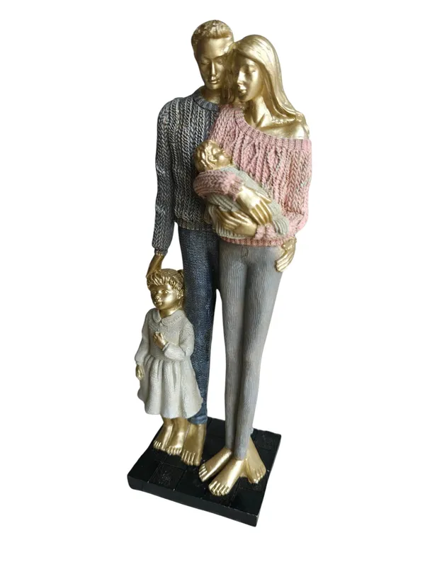 Golden_Family_With_Newborn_&_a_Girl_Child