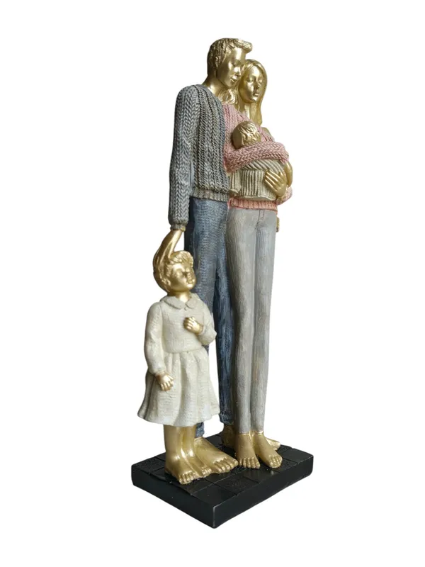 Golden_Family_With_Newborn_&_a_Girl_Child