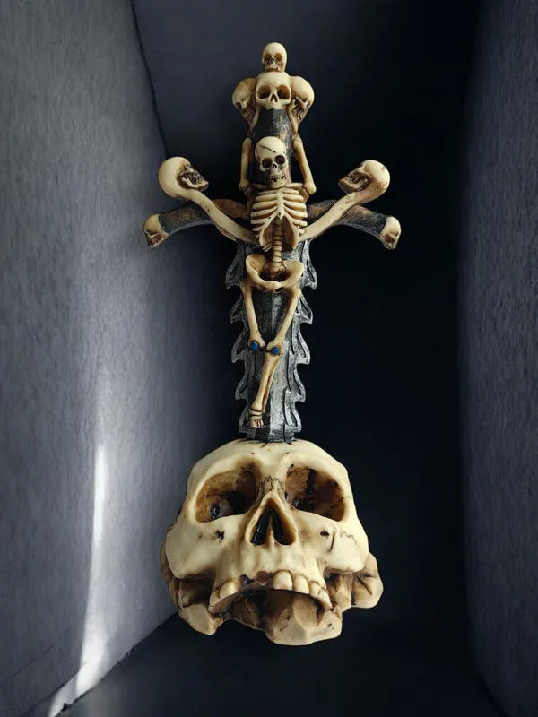 Large_Skeleton__Cross_Knife_Decor