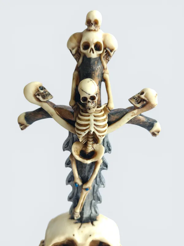 Large_Skeleton__Cross_Knife_Decor
