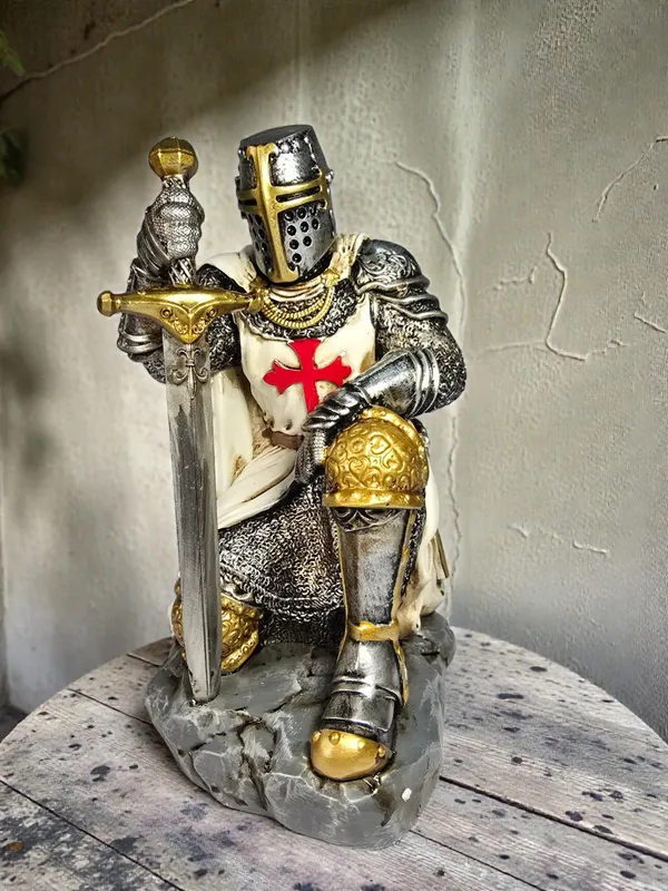 Knight_Templar_Crusader_Figurine_with_Sword_-_Medieval_Knight_Showpiece