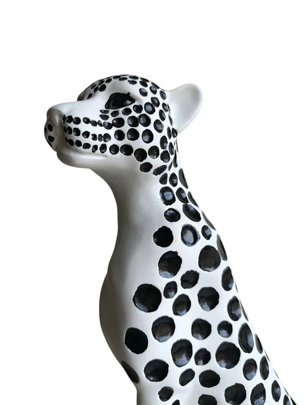 Lunara_-_Modern_Spotted_Cheetah_Sculpture_|_Luxury_Monochrome_Art_Piece_for_Home_D�cor
