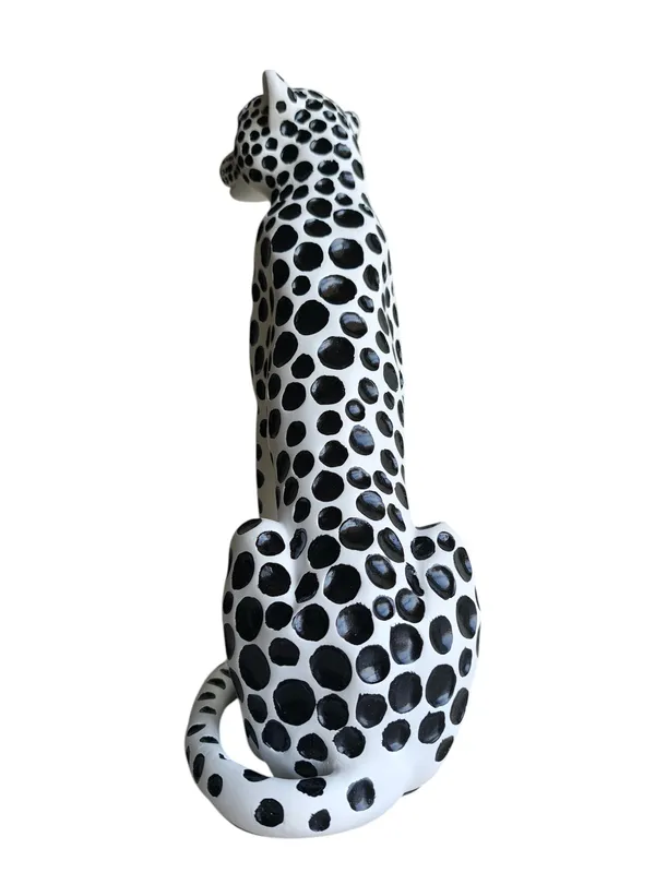 Lunara_-_Modern_Spotted_Cheetah_Sculpture_|_Luxury_Monochrome_Art_Piece_for_Home_D�cor