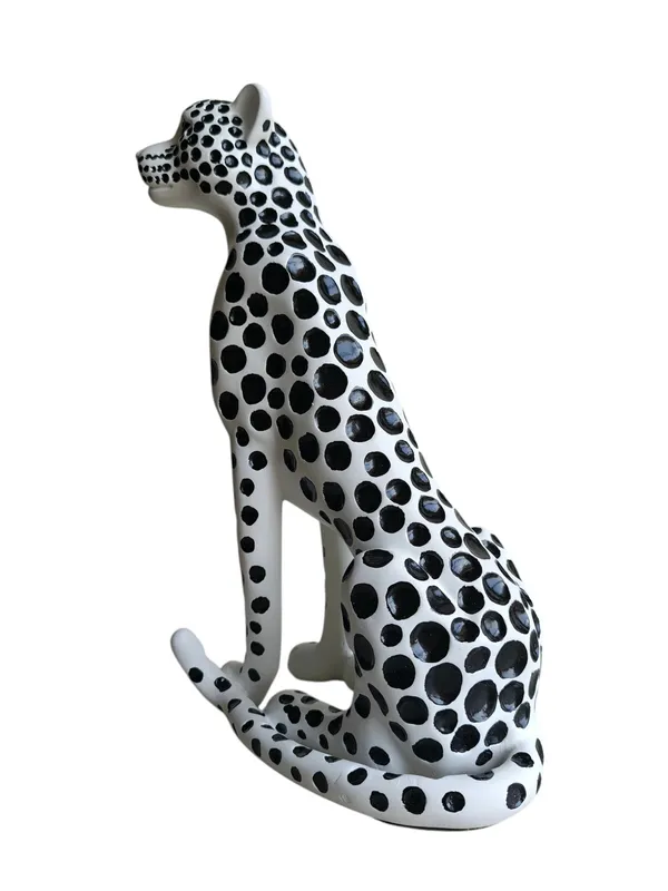 Lunara_-_Modern_Spotted_Cheetah_Sculpture_|_Luxury_Monochrome_Art_Piece_for_Home_D�cor