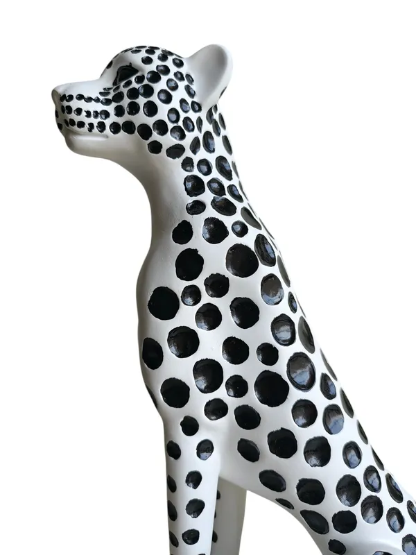 Lunara_-_Modern_Spotted_Cheetah_Sculpture_|_Luxury_Monochrome_Art_Piece_for_Home_D�cor