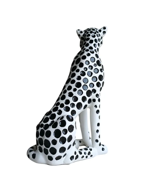 Lunara_-_Modern_Spotted_Cheetah_Sculpture_|_Luxury_Monochrome_Art_Piece_for_Home_D�cor