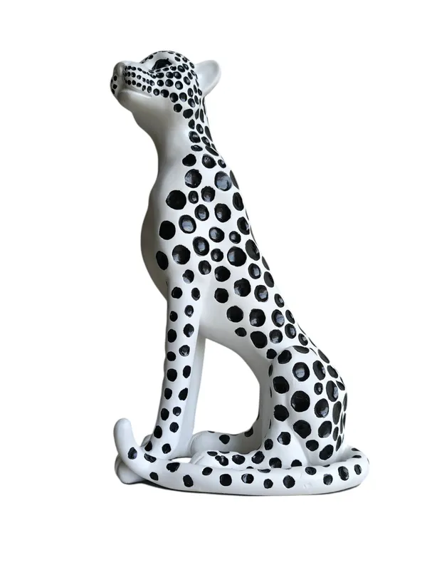 Lunara_-_Modern_Spotted_Cheetah_Sculpture_|_Luxury_Monochrome_Art_Piece_for_Home_D�cor