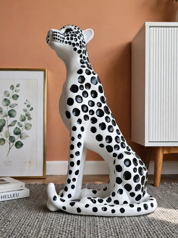 Lunara_-_Modern_Spotted_Cheetah_Sculpture_|_Luxury_Monochrome_Art_Piece_for_Home_D�cor
