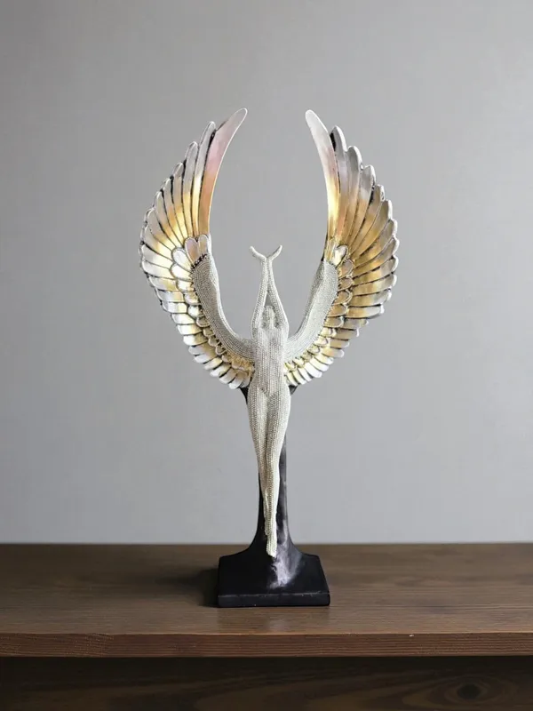 Glittering_Lady_Ready_to_Fly