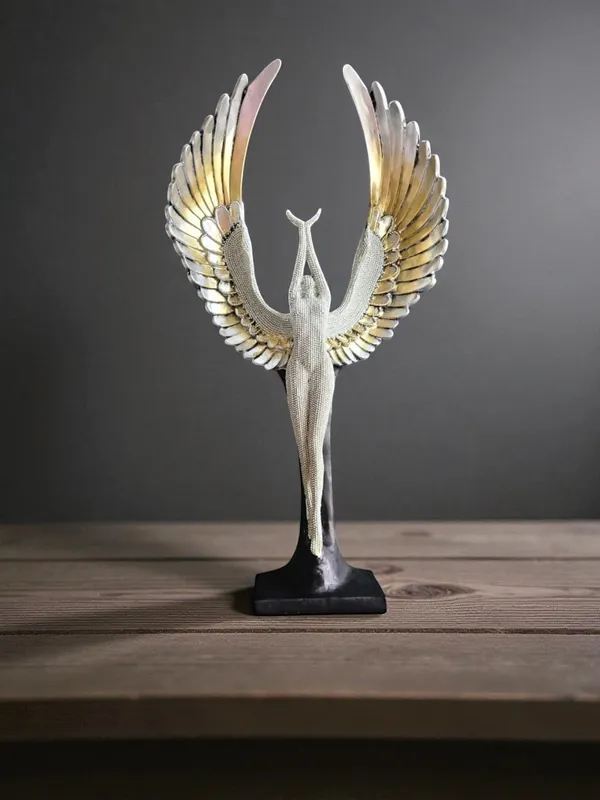 Glittering_Lady_Ready_to_Fly