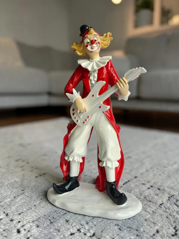 Royal_Guitar_Clown_Figurine