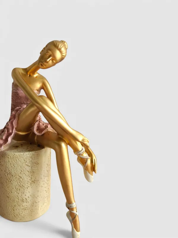 Pink_Sitting_Lady
